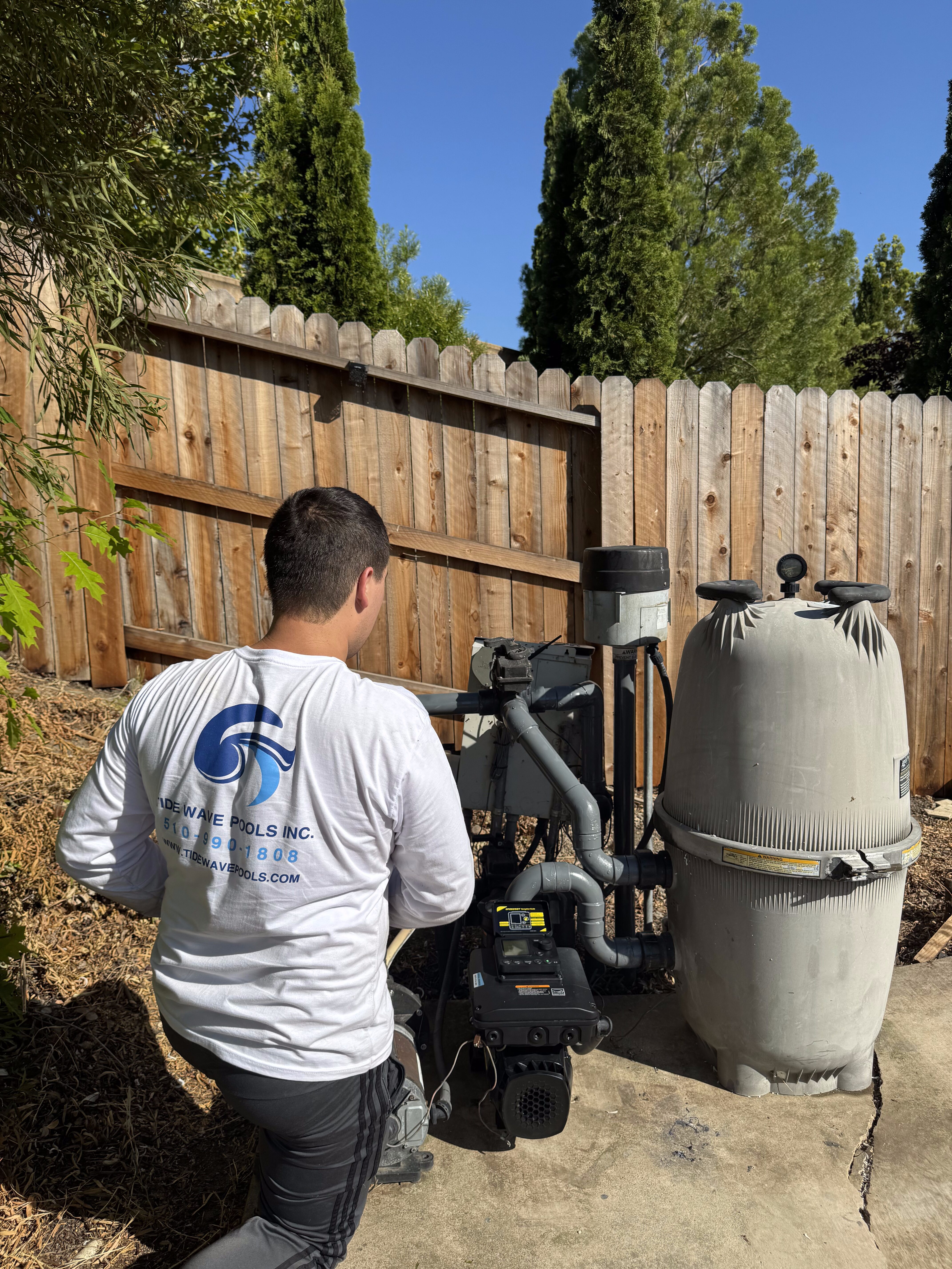 Newly installed Jandy VS 2.7 HP variable-speed pump with clean plumbing layout in Sacramento, CA.